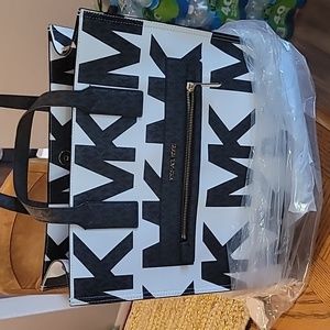 MICHAEL KORS ORIGINAL TOTE BLACK AND WHITE